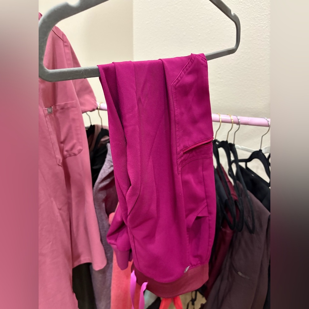 Figs Women's Fuchsia Joggers xs